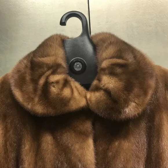 BEAUTIFUL BROWN MINK COAT! - Picture 5 of 16